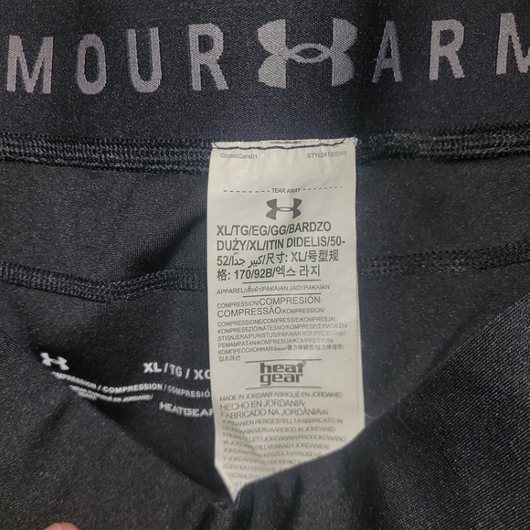Under Armour Black and Gray Geometric Cropped Leggings XL - Picture 3 of 4